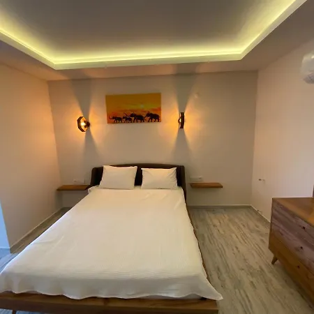 Nakas Suites *